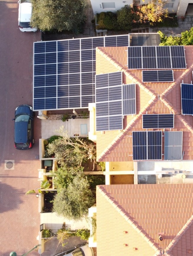 מערכת סולארית משולבת בגג ועל גבי חניה מקורה מתוצרת קשתות בהספק מירבי. צילום: FAEnergy